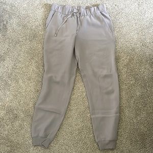 Lululemon On The Fly Jogger - Carbon Gray- Size 6